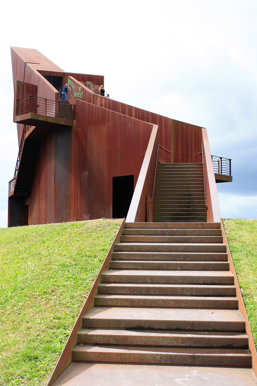 turm-luxemburg-architektur-begehbare-kunst-cortenstahl-lange-treppe